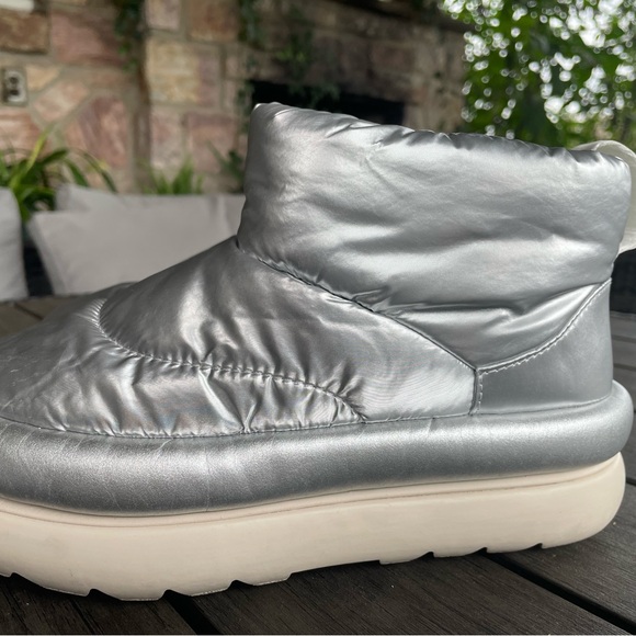 UGG women’s classic Maxi metallic Mini boots - Picture 4 of 4